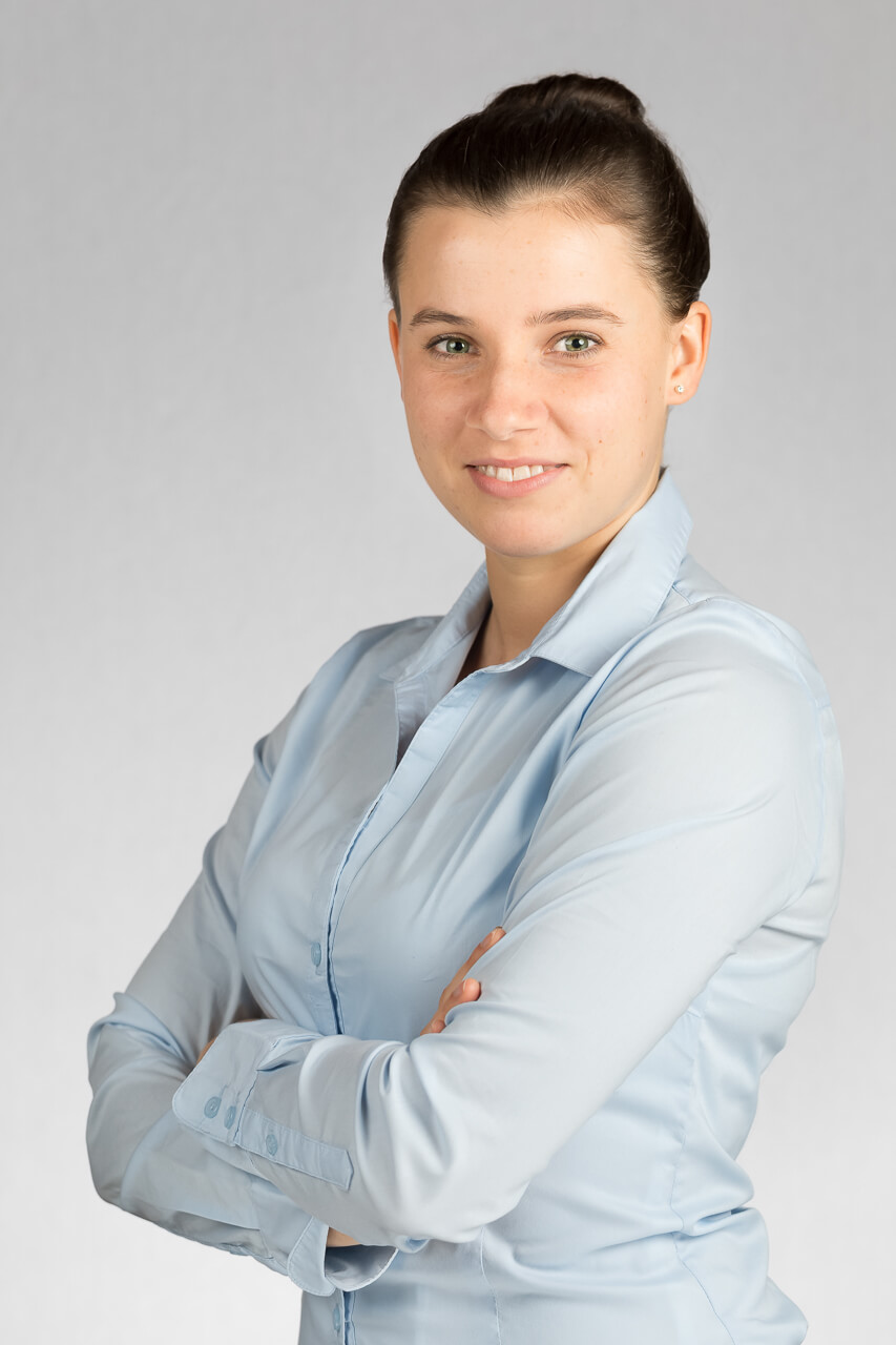 Businessfotografie: Porträt in hellblauer Bluse