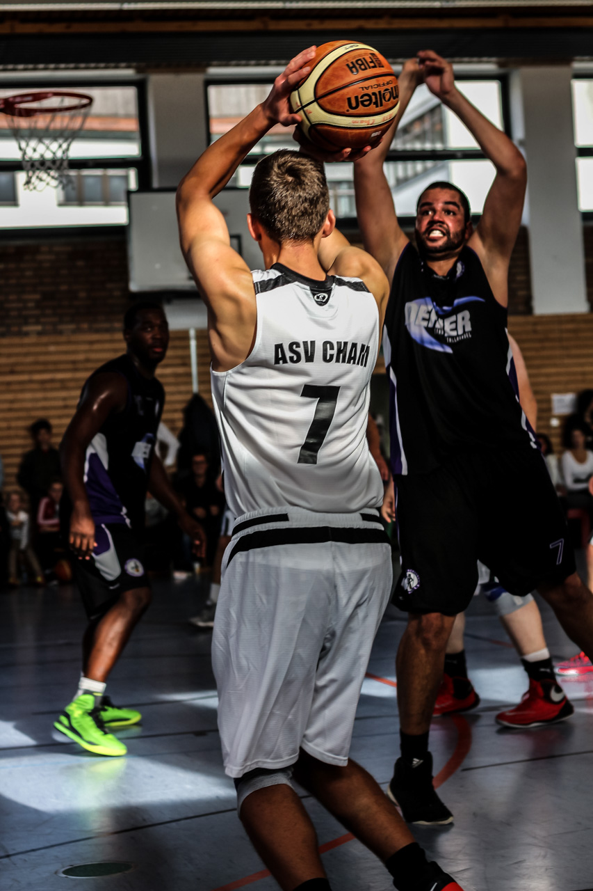 Sportfotografie: Basketballspieler beim Wurf